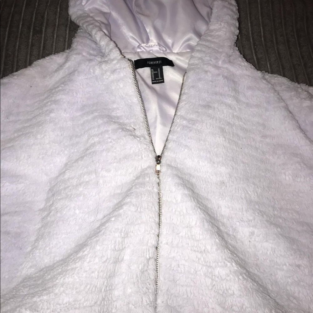 Forever 21 Lavender fur zip up hoodie 💜
Size: m
Price:25